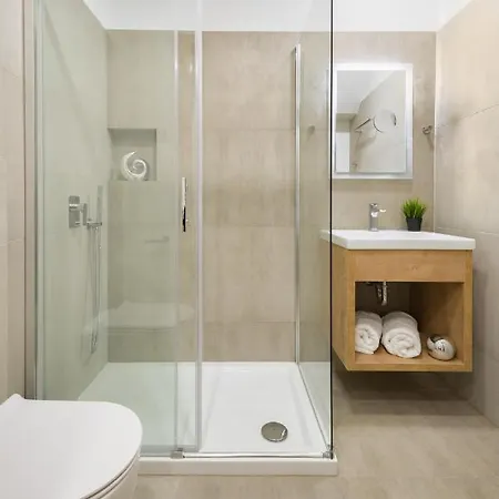 Apartahotel Emona - - Free Parking