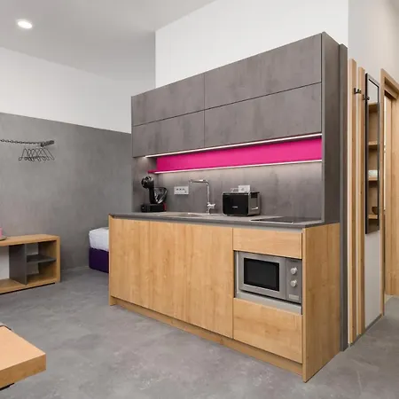 Apartahotel Emona - - Free Parking