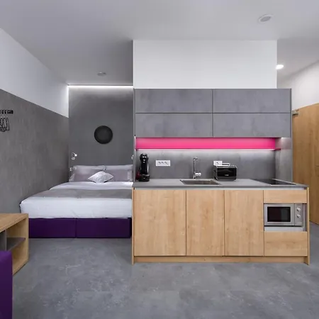 Emona - - Free Parking Apartahotel