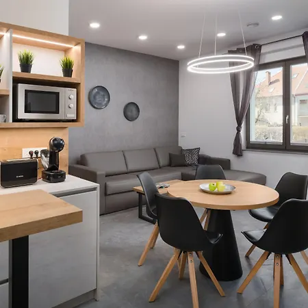 Aparthotel Emona - - Free Parking