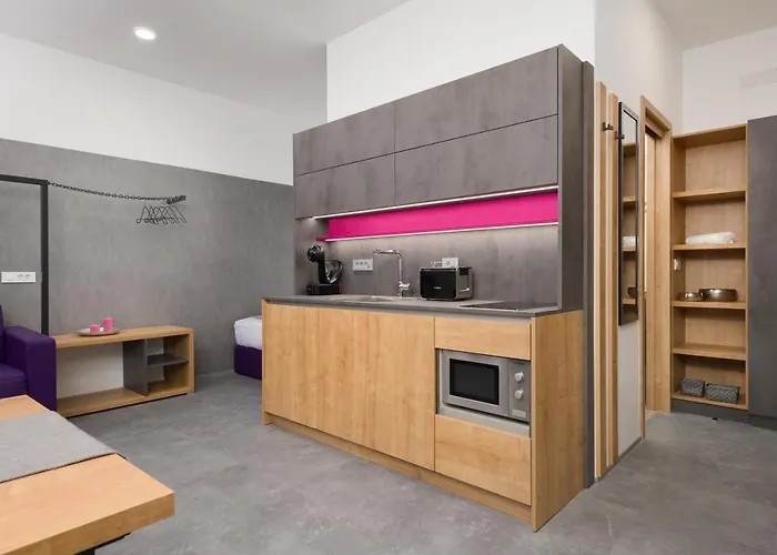 Apart Otel Emona - - Free Parking