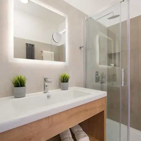 Apartmanhotel Emona - - Free Parking 4*