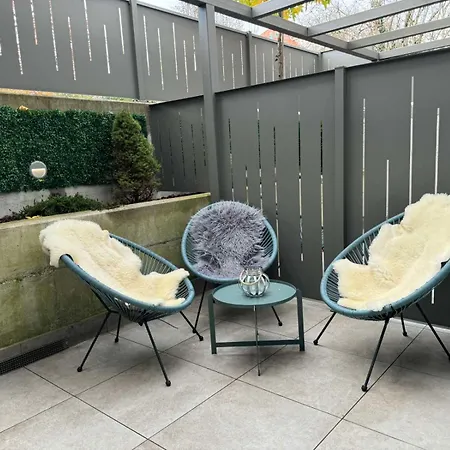 Appart hôtel Emona - - Free Parking