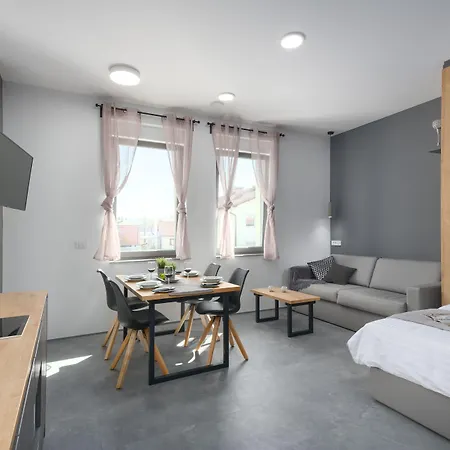 Apartmanhotel Emona - - Free Parking 4*